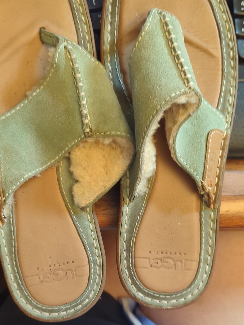 Unisex Uggs Green Sueded Fleece Lined Leather Flip Flops Sz 9